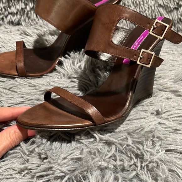 Nancy Geist Veto Cuoio gorgeous brown buckle wedge sandals. - Picture 4 of 7